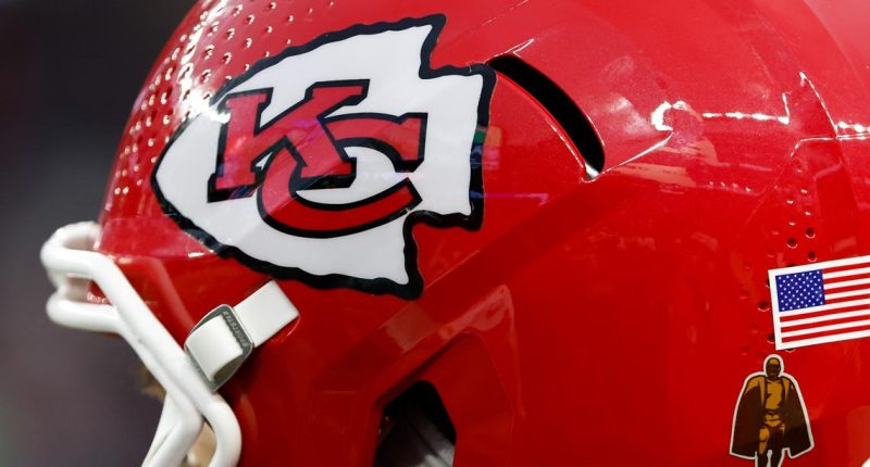 Chiefs finally depart KC for Denver amid ice storm after 4 hours