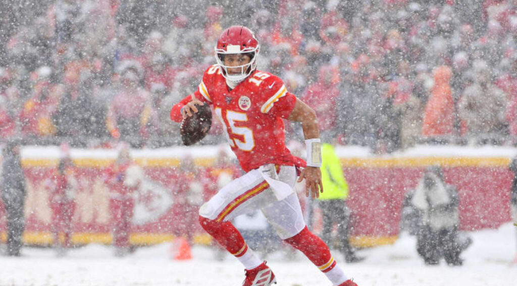 Chiefs finally depart KC for Denver amid ice storm after 4 hours